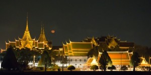 Bangkok temple at night